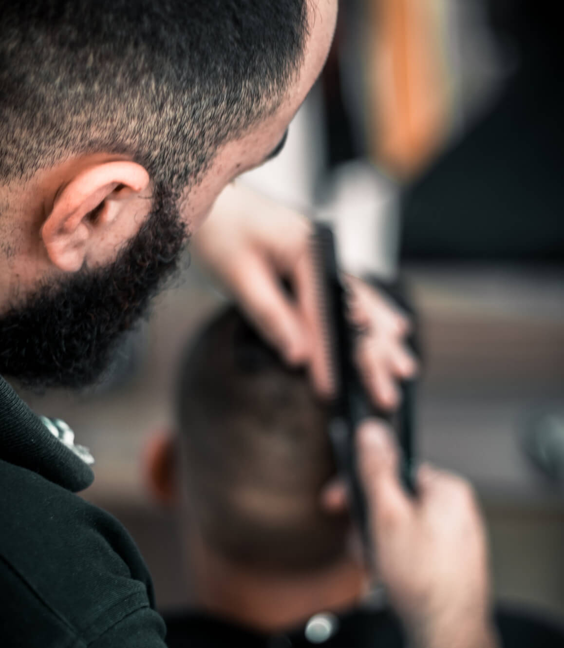 Kunde beim Haareschneiden im Salon Salam & Rizk