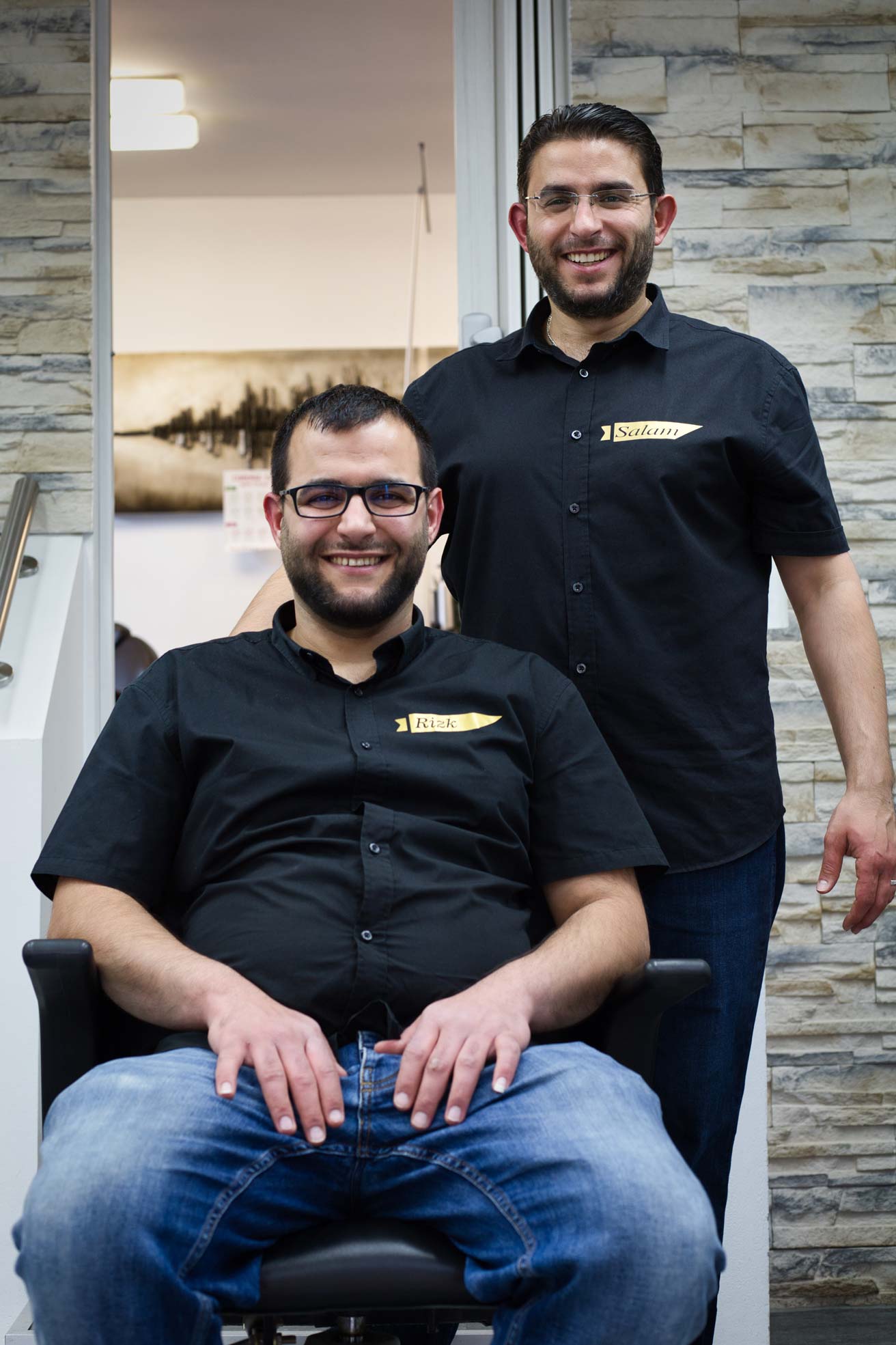 Die Friseurmeister Salam und Hussein in ihrem Salon in Freiburg